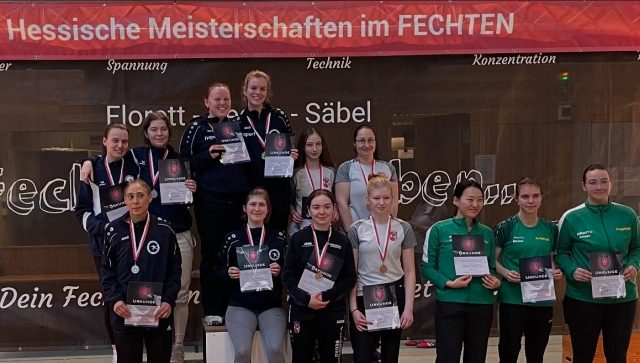 Hessische Meisterschaften der Senioren in Marburg - ein voller Erfolg!
Bei den Damen dominieren unsere Mädels und können sich Platz 1 (Fenja, Sophie, Matilda)🥇 und Platz 2 (Emma, Seana, Rose)🥈sichern!
Auch unsere Herren (Moritz, Tristan, Lucas, Maximilian) gewinnen Gold 🥇!
So stehen beide Mannschaften auf den Deutschen Meisterschaften✅