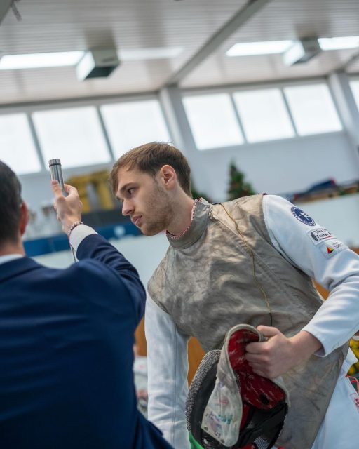 Vorentscheid Deutsche Meisterschaften 2025 im Einzel🤺
Heute starteten 7 unserer Fechter*innen in TBB bei den Deutschen Meisterschaften.
Das beste Ergebnis des Tages sicherte sich Alexander Kahl und zieht damit in die Finals in Dresden ein🤩
Das beste Ergebnis der Damen sichert sich Fenja Bauer mit Platz 24🤩
Der Rest der Truppe schlug sich ebenfalls gut und erzielten folgende Ergebnisse:
Platz 17 Tom Löhr
Platz 24 Moritz Frohwein
Platz 42 Tristan Förster
Platz 37 Matilda Draheim
Platz 46 Sophie Schiereck
📸 @nayan_carl (Foto 1 und Foto 7)