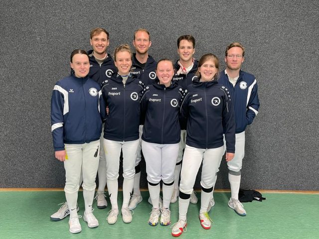 Deutsche Meisterschaften im Team🤺 beide unserer Mannschaften stehen unter den Top 8 von Deutschland 🤩
In einem spannenden Halbfinale gewinnen unsere Herren 45:39 gegen die TSG Weinheim und ziehen somit ihr Ticket für @die_finals 🤺 dort treten sie gegen TBB an und kämpfen um den Meistertitel 🤩
Unsere Damen gewinnen ihr letztes Platzierungsgefecht und sichern sich somit Platz 7 🤩📈
Insgesamt eine grandiose Leistung auf die wir sehr stolz sind!
📸 @nayan_carl